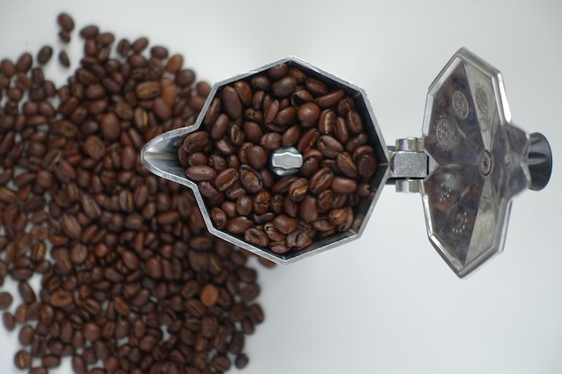 Photo close-up of coffee beans against white background