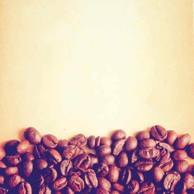 Photo close-up of coffee beans against white background