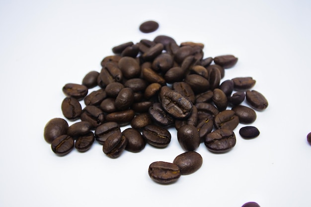 Foto close-up di chicchi di caffè su sfondo bianco