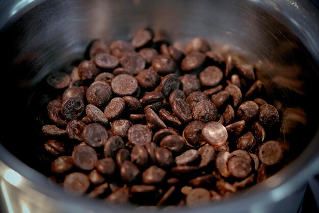 Foto close-up di chicchi di caffè in ciotola