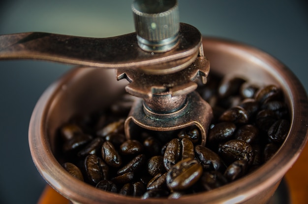 Photo close up of coffee beans in coffee grinder