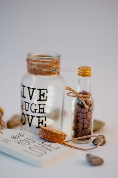 Photo close-up of coffee beans in glass jar on table