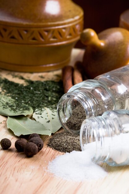 Photo close-up of coffee beans in glass on table