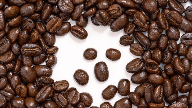 Foto chiuda sul fondo bianco isolato dei chicchi di caffè