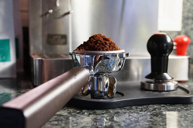 Foto close-up di chicchi di caffè in cucina