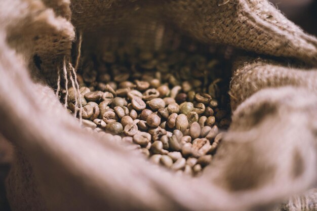 Photo close-up of coffee beans in sack
