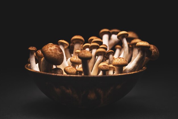 Photo close-up of coffee beans on table against black background