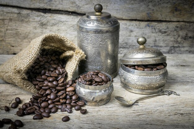 Foto prossimo piano dei chicchi di caffè sul tavolo