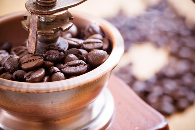 Foto close-up di chicchi di caffè su tavola