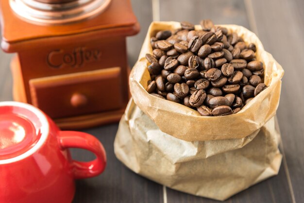 Foto close-up di chicchi di caffè su tavola