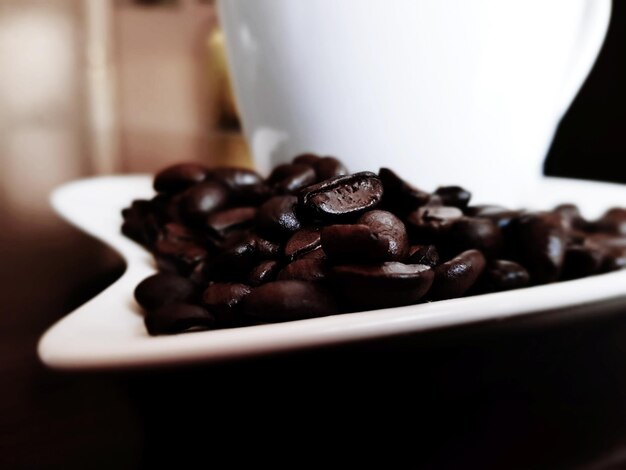 Foto close-up di chicchi di caffè su tavola