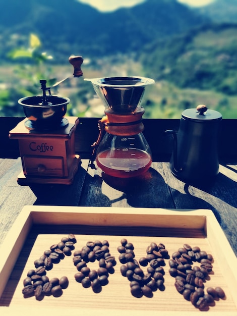 Foto prossimo piano dei chicchi di caffè sul tavolo