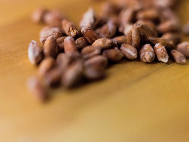 Photo close-up of coffee beans on table