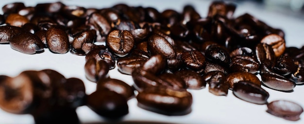 Foto close-up di chicchi di caffè su tavola