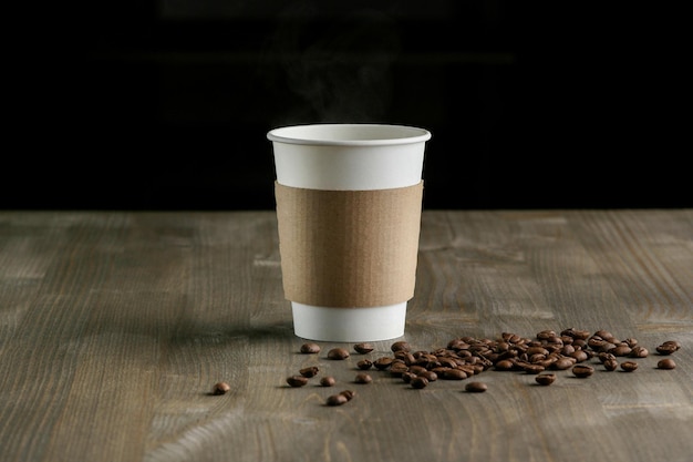 Foto close-up di caffè e fagioli sul tavolo