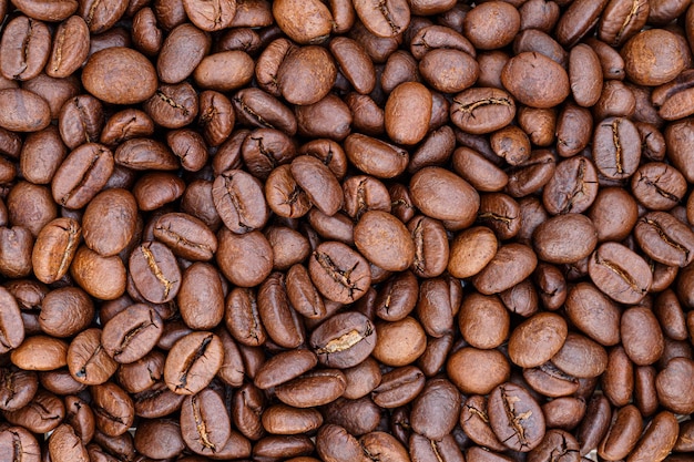Крупный план кофейных зерен коричневого цвета со словом "кофе".