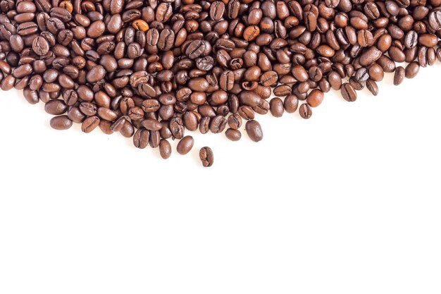 Photo close-up of coffee beans over white background