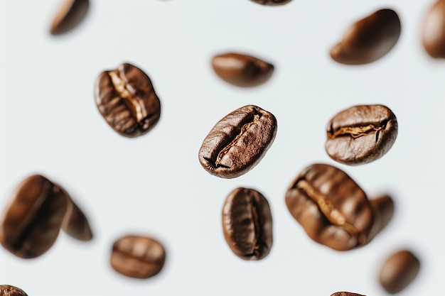 Foto un primo piano di chicchi di caffè e uno sfondo bianco