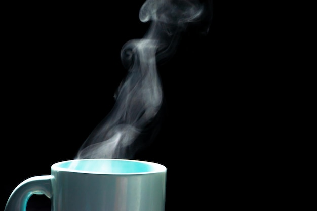 Photo close-up of coffee cup against black background