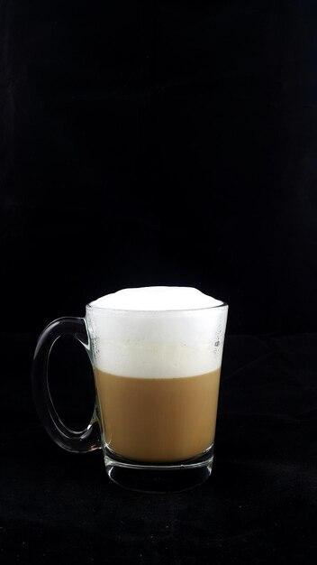 Photo close-up of coffee cup against black background