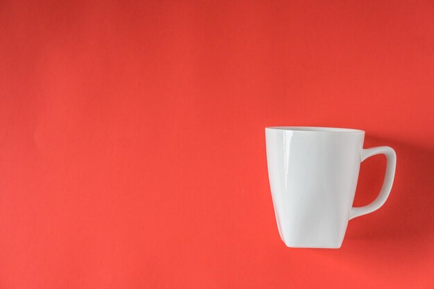 赤い背景のコーヒーカップのクローズアップ