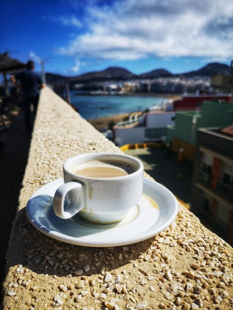 Photo close-up of coffee cup against sky