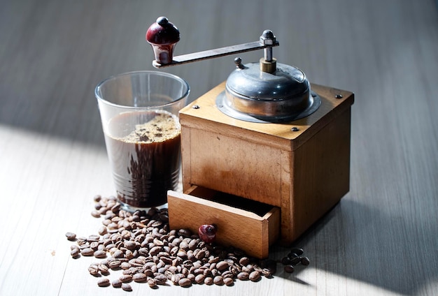 Foto close-up di una tazza di caffè da un macinatore sul tavolo