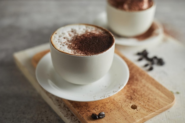 カッティングボード上のコーヒーカップのクローズアップ