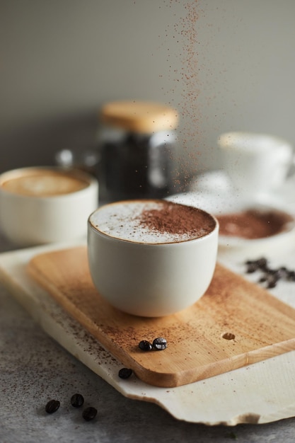 Photo close-up of coffee cup on cutting board