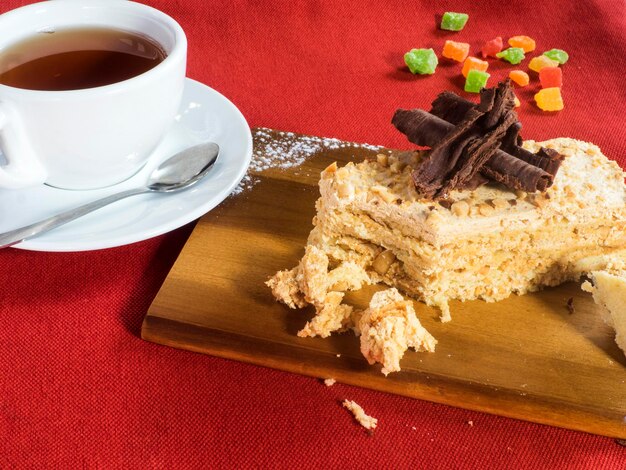 Foto close-up della tazza di caffè e del dessert sul tavolo