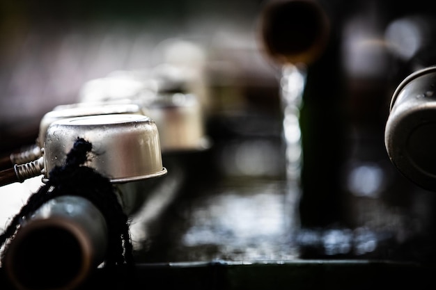 Foto close-up di una tazza di caffè in un ristorante