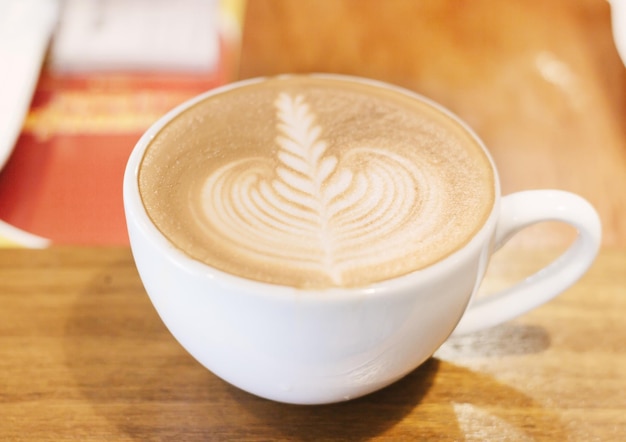 Foto close-up di una tazza di caffè sul vassoio di servizio sopra il tavolo