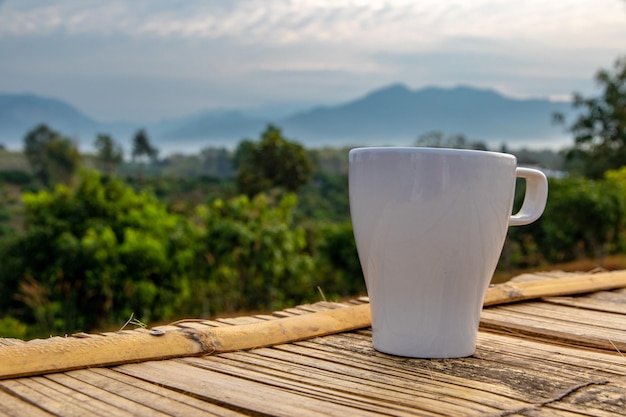 Photo close-up of coffee cup on table against sky