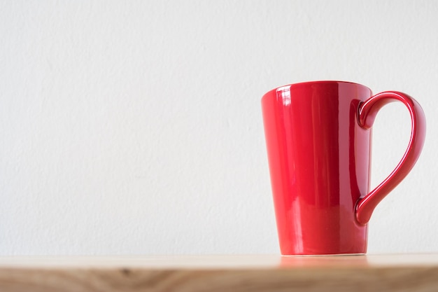 Photo close-up of coffee cup on table against wall