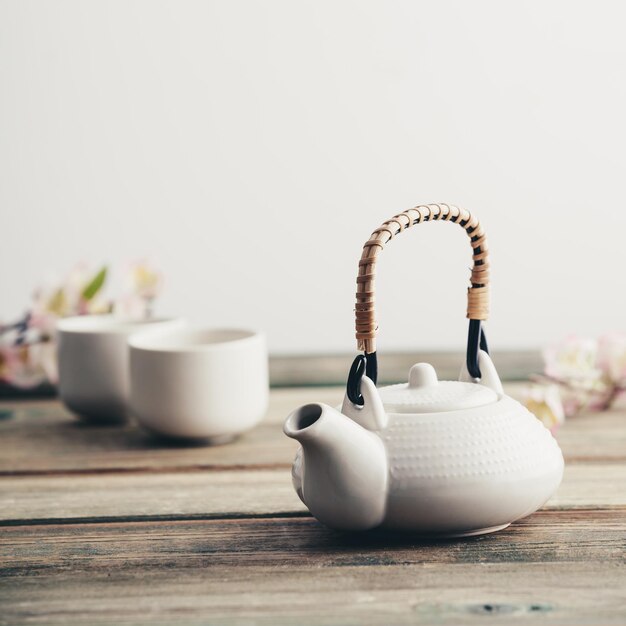 Клоуз-ап чашки с кофе на столе на белом фоне