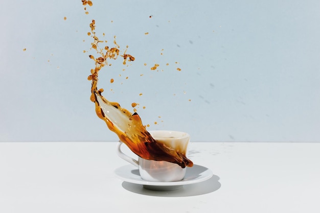 Photo close-up of coffee cup on table against white background