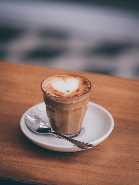 カフェのテーブルの上のコーヒーカップのクローズアップ