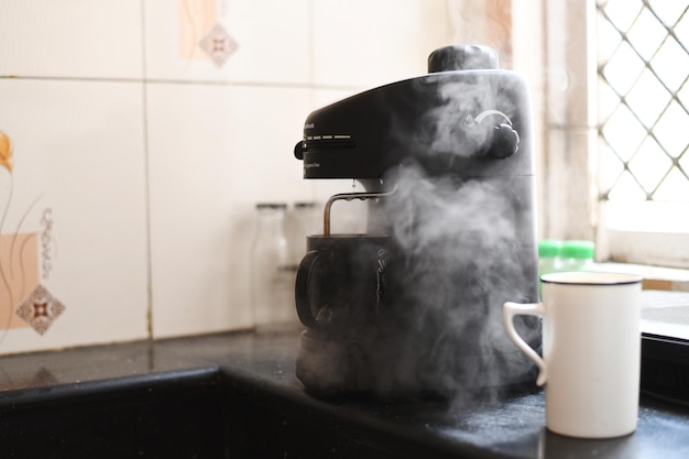 Foto close-up di una tazza di caffè sul tavolo a casa