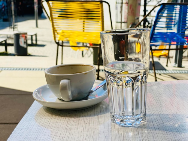 水のグラスとテーブル上のコーヒーカップのクローズアップ