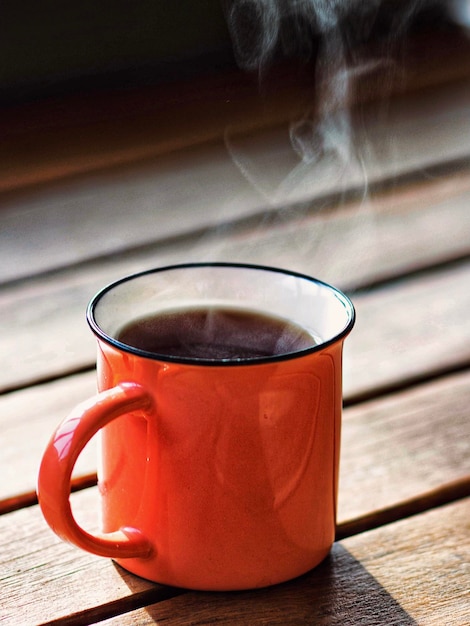 Foto close-up di una tazza di caffè sul tavolo