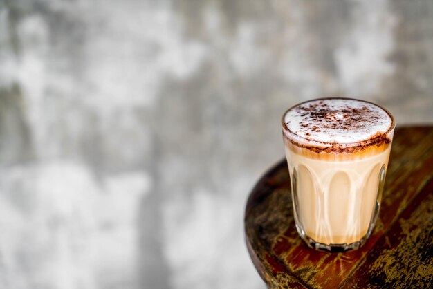 Foto close-up di una tazza di caffè sul tavolo