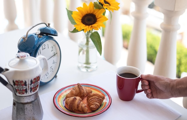 Foto close-up di una tazza di caffè sul tavolo