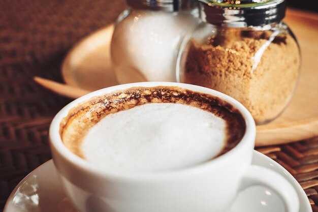 Foto close-up di una tazza di caffè sul tavolo