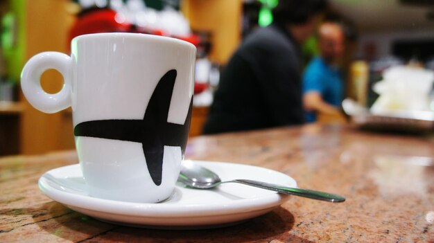 Foto close-up di una tazza di caffè sul tavolo