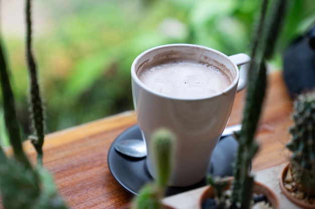 Foto close-up di una tazza di caffè sul tavolo