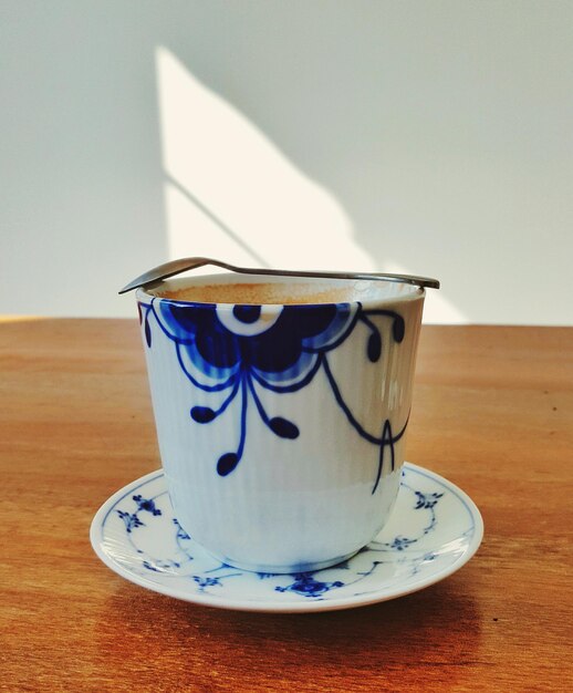 Photo close-up of coffee cup on table