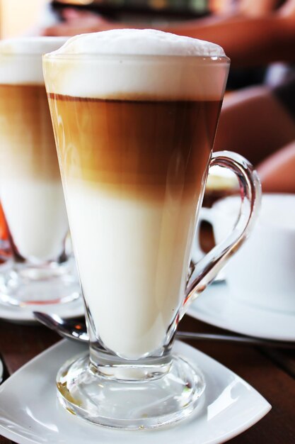 Foto close-up di una tazza di caffè sul tavolo