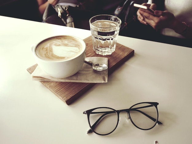 Photo close-up of coffee cup on table