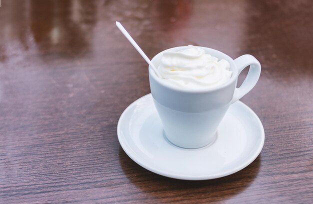 Foto close-up di una tazza di caffè sul tavolo