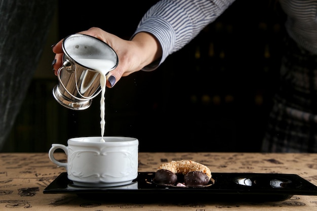 テーブルの上のコーヒーカップのクローズアップ